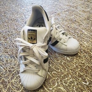 Adidas 5Y Superstar white and Black Tennis shoes